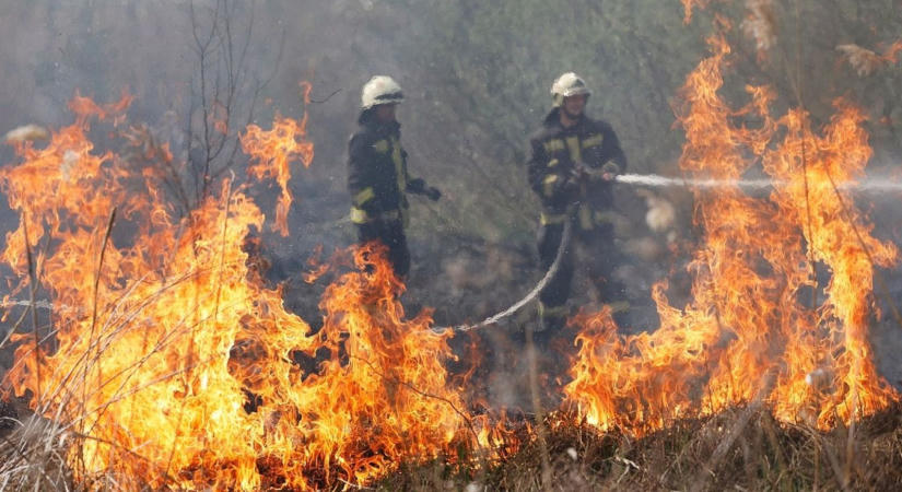 Siralmas a helyzet: a szélrózsa minden irányában szabadtéri tüzek tombolnak Hajdú-Biharban!