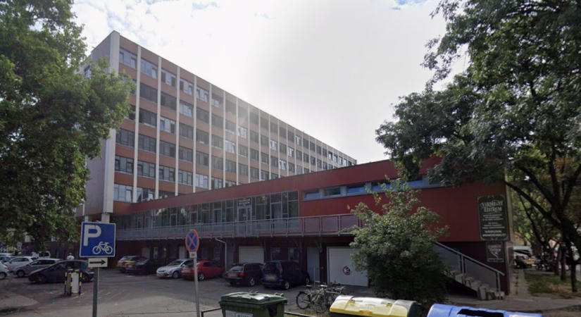 Lezuhant a szegedi kormányhivatal tetejéről egy ipari alpinista
