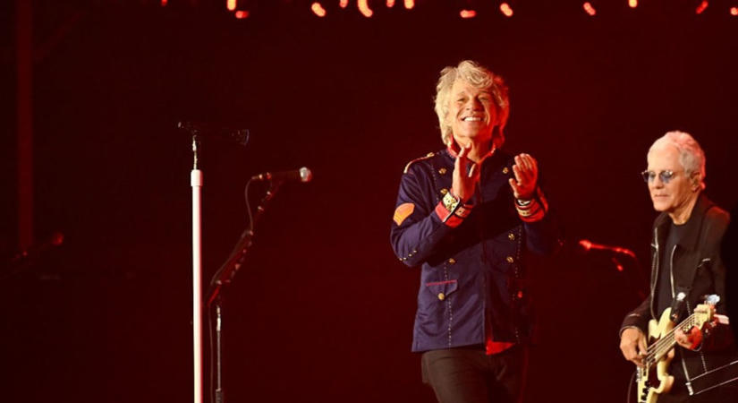 A hangja miatt majdnem véget ért a karrierje, most újra a Wembleyben énekelt; a színpadon: Bon Jovi