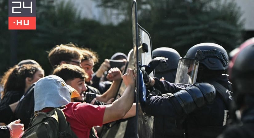 Közel 400 iskola maradt zárva pénteken a francia diáktüntetések miatt