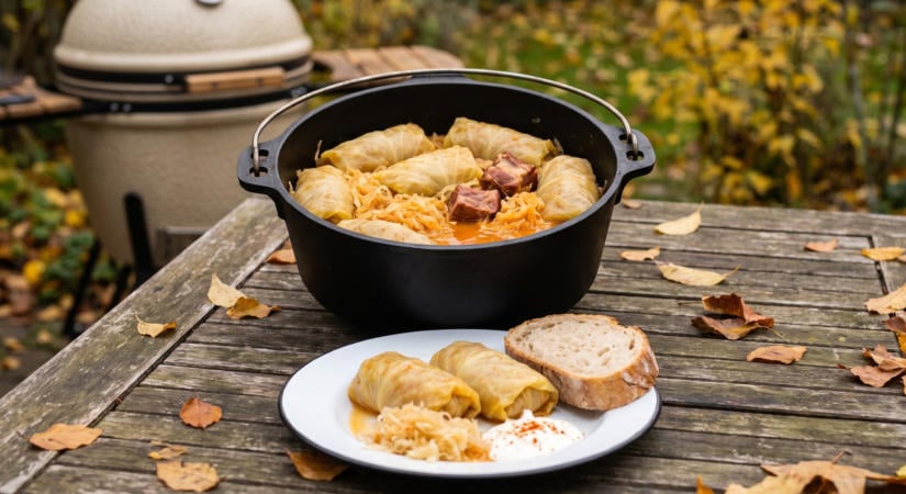 Töltött káposzta öntöttvas lábasban a grillen