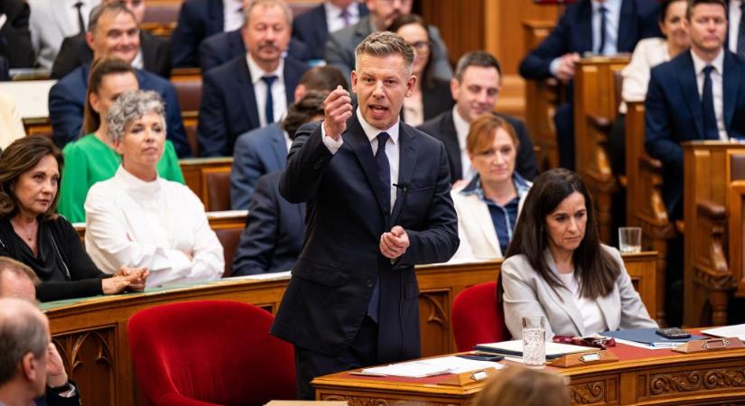 „A BYD-hoz szerződni egyet jelent a Kínai Kommunista Párt szolgálatába állással” – mondta Magyar Péter Szijjártó lépéséről