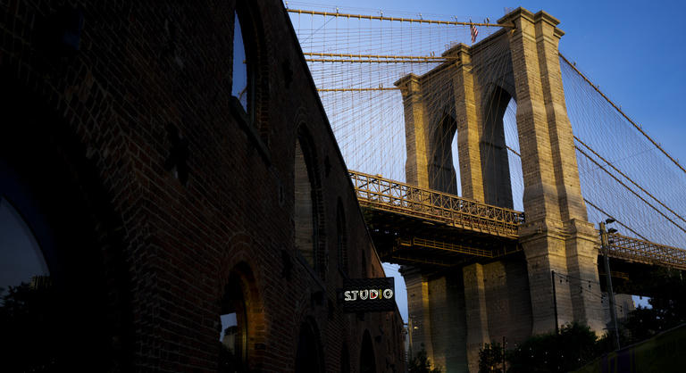 Videón a halálugrás a Brooklyn Bridge tetejéről, 85 méter magasból