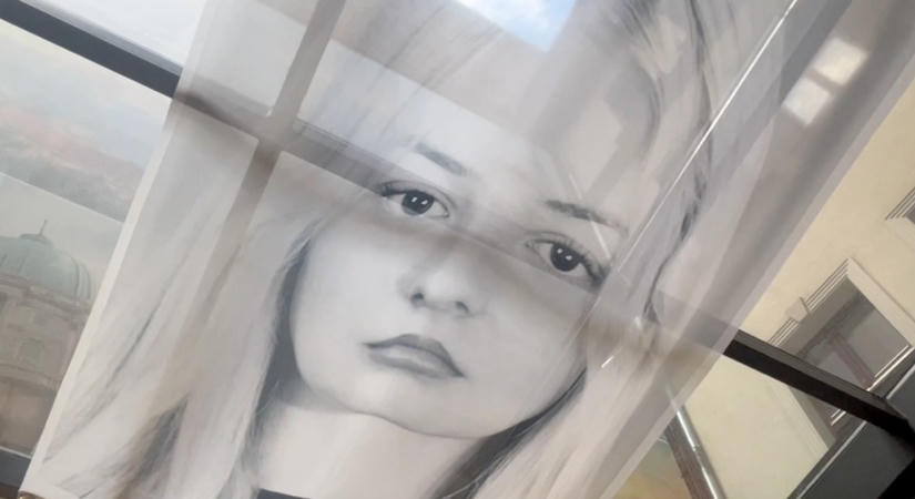 Lévai Krisztina fotóművész legújabb kiállításán jártunk a Budapest Bristol Hotelben működő aDhoc Fine Art Gallery-ben.