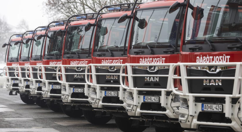 Veszprém megyében a 8-as főutat is le kellett zárni a tomboló avartűz miatt