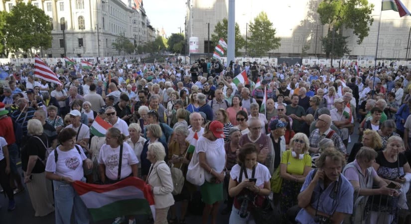 Ne féljetek! 2.0 címmel tartottak demonstrációt jobboldali civilek a Kossuth téren