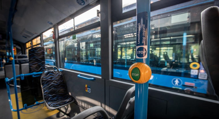Botrány a BKK-nál: már a busz ajtajánál volt a kerekesszékes nő, amikor a sofőr gázt adott és elhajtott