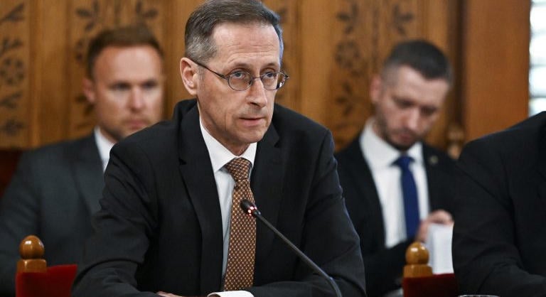 Varga Mihály 30 ezer oldalnyi dokumentumot adott át a vizsgálóbizottságnak