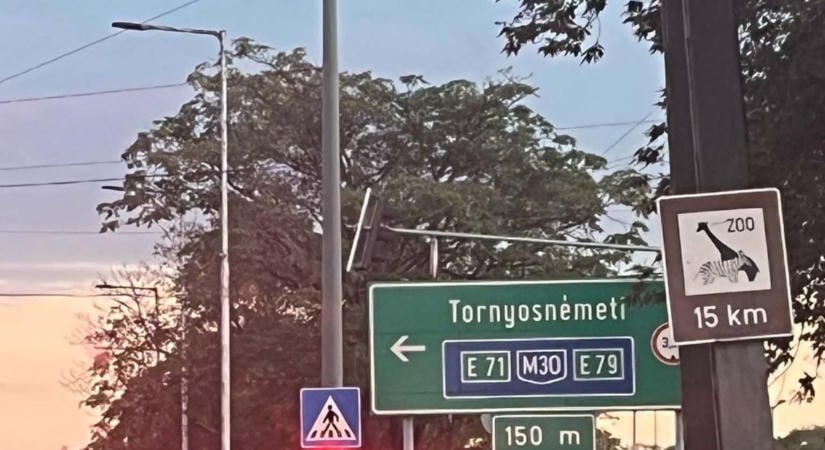 Új jelenséget hozott a dugó: fotón a módszer, már így is kéregetnek a 26-os főúton Miskolcon