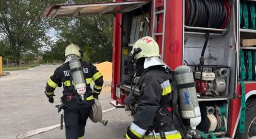 Mi történt? Tűzoltók jelentek meg teljes felszerelésben a szabolcsi raktárnál – fotókkal