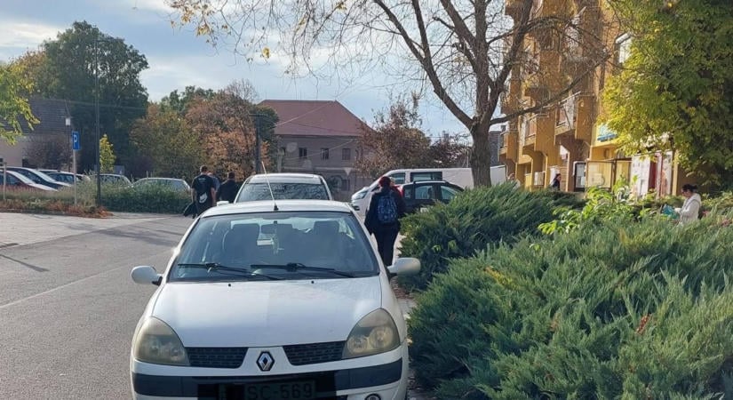 A járda vajon kié? - Íme a pofátlan parkolás legújabb példája!