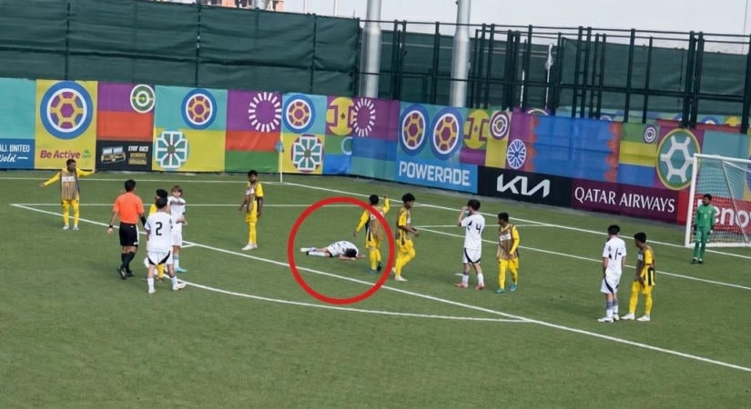 Videó: Játékon kívül ütötték arcon a magyar U-válogatott játékosát