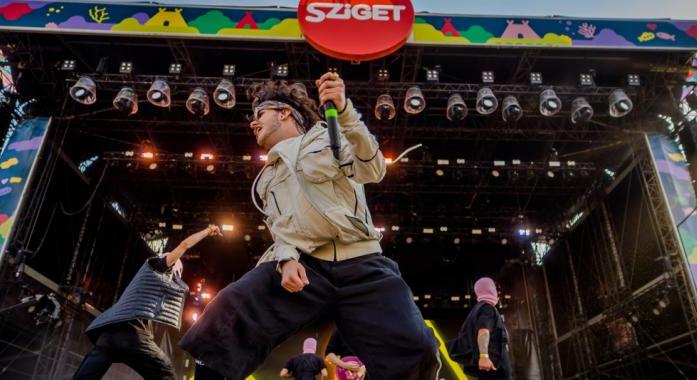 Kiemelt műsorsávban lép fel Azahriah a Sziget Nagyszínpadán
