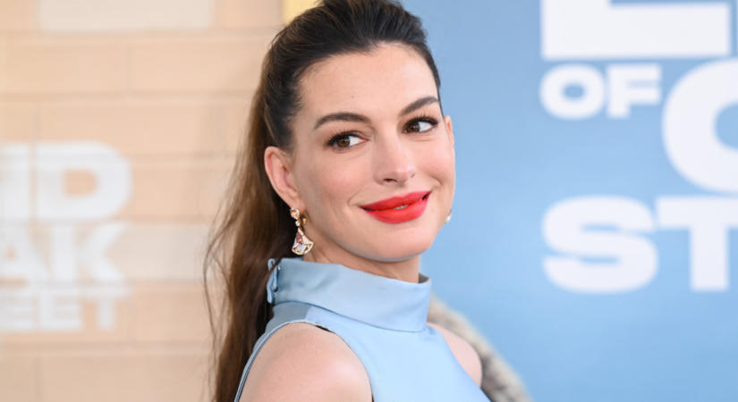 Anne Hathaway megmutatta gömbölyödő pocakját: merész stylinggal érkezett új filmje premierjére