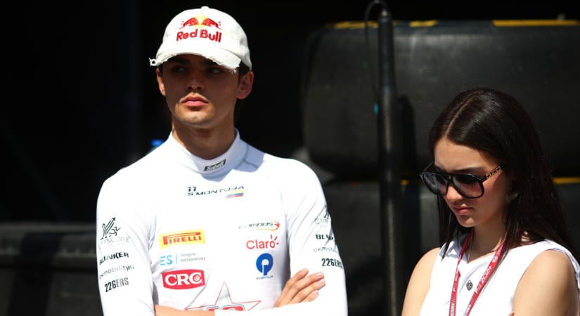 Túl keveset takart húga szoknyája: közel 200 millióval büntették miatta az F1-es legenda fiát és csapatát