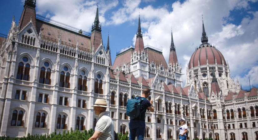 Egy füst alatt adott zöld utat a parlament a dízeltámogatásnak és a dohánytermékek megemelt jövedéki adójának