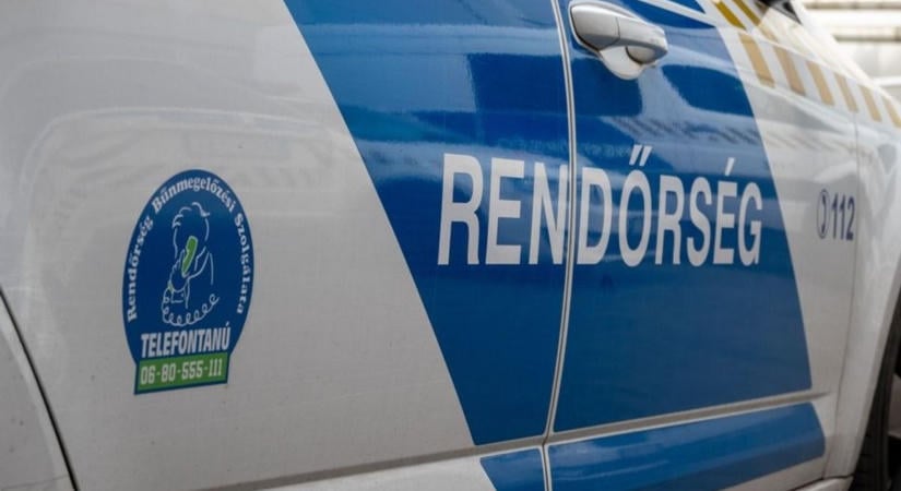Szerencsétlen baleset a Csermőkei úton: olajfolt miatt borult fel egy autó