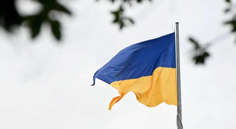 Eltávolították az ukrán zászlót Pristina központjából
