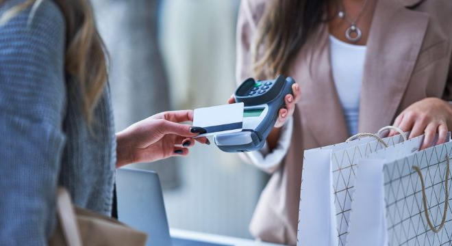 Egyre kevesebbet nyúlunk a pénztárcánkért vásárlás közben