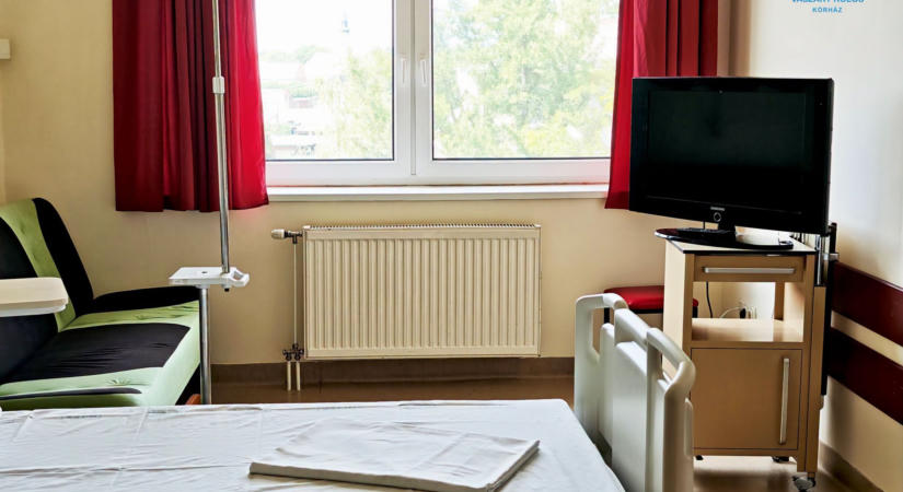 Televíziókészülékeket kapott az esztergomi kórház