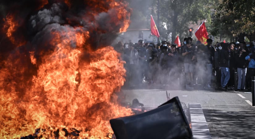 Lángolnak a francia középiskolák, több városban leállt a tömegközlekedés