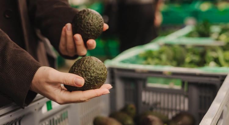 Eltűnik a fólia: új külsőt kap a bolti az avokádó