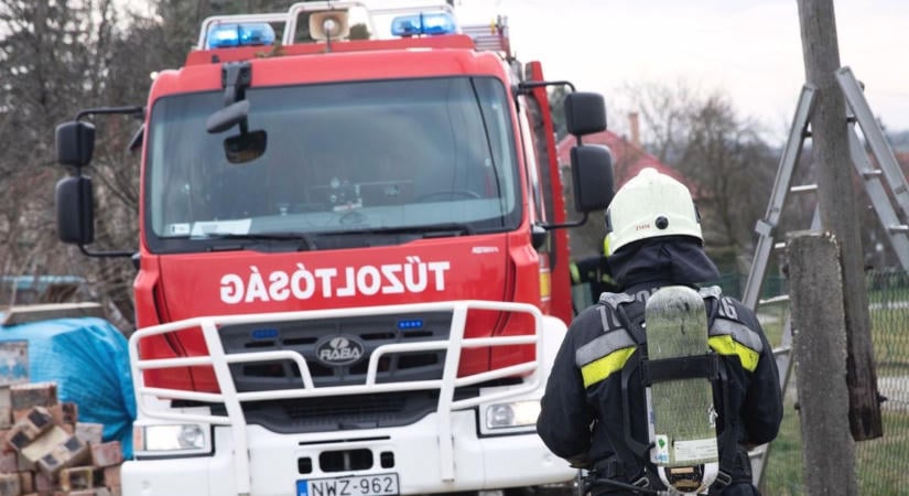 Kigyulladt három garázs Szombathelyen, mentők is érkeztek a helyszínre