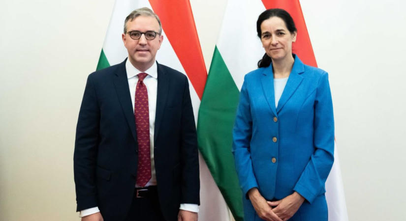 Lemondott Gladden Pappin, a Külügyi Intézet vezetője