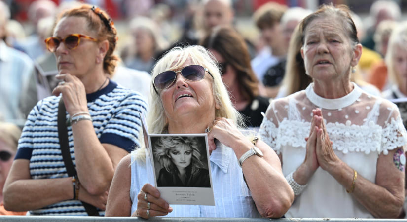 Sosem hallhatjuk többé: fotókon Bonnie Tyler temetése - Így búcsúztatták a csodálatos énekesnőt