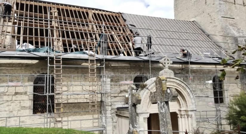 Restaurálnak egy, a normandiai partraszállásban megsérült templomot