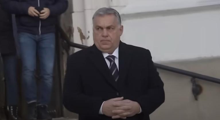 Kirugdossa az állami alkalmazottakat a fideszes kormány, hogy a vezetők még több pénzt kaphassanak
