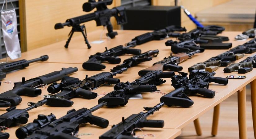 Négyszáz illegális fegyvert találtak egy 17 éves amszterdami fiúnál