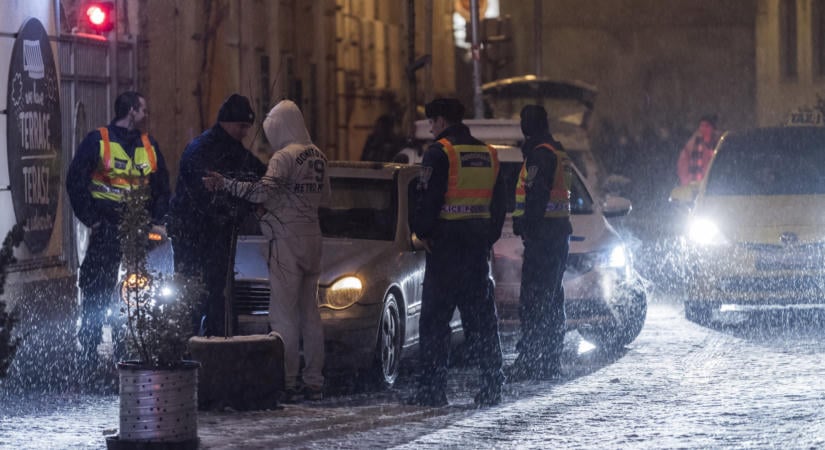 Gyilkosság történt az éjjel az Akácfa utcában