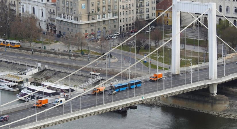 Mielőtt elszabadulna a pokol az Erzsébet hídnál, lemossák