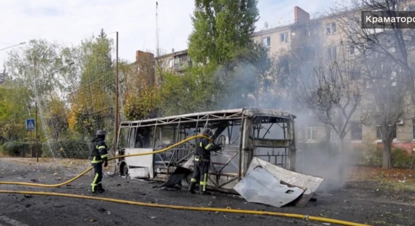 Harminchárom ember meghalt, amikor orosz siklóbombák találtak el utasokkal teli buszokat Kramatorszkban