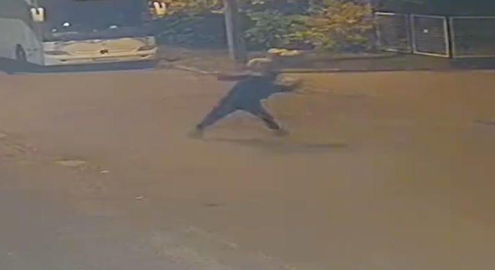 Nagy dobásra készült, de a kőbányai börtön fala és a gravitáció keresztbe tett neki – videó
