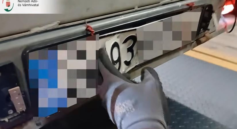 Szegecsekkel kozmetikázták a rendszámot – videóval