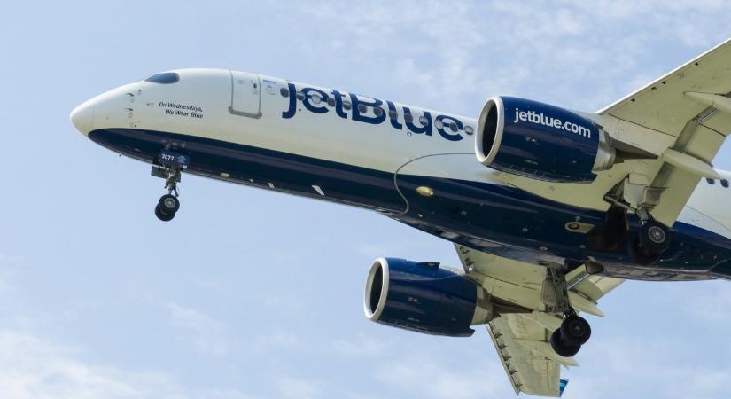 Hangokat hallott a JetBlue egyik utasa, megpróbálta kinyitni a gép ajtaját