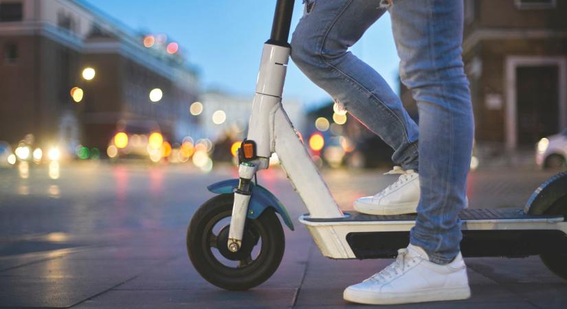 Új szabály jön az elektromos rollereknél: a németek áttolják a felelősséget a cégekre