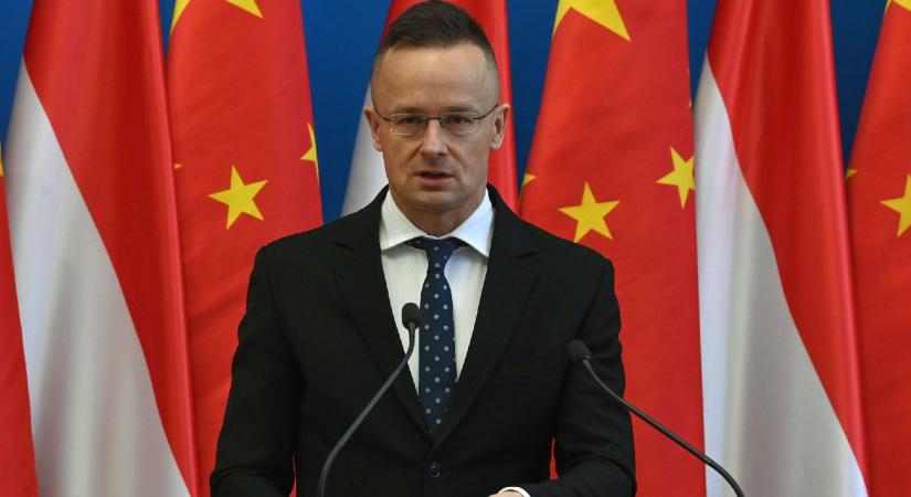 Orbán Viktor „kifejezett támogatásával” ment Szijjártó Péter a BYD-hez