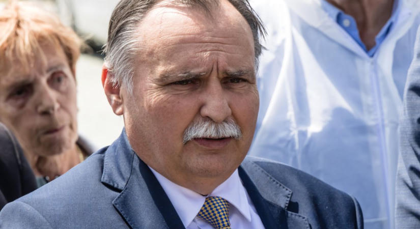 Gajdos László tagadja, hogy szabadságra ment volna az államtitkár, akinek a Fidesz a felmentését követeli