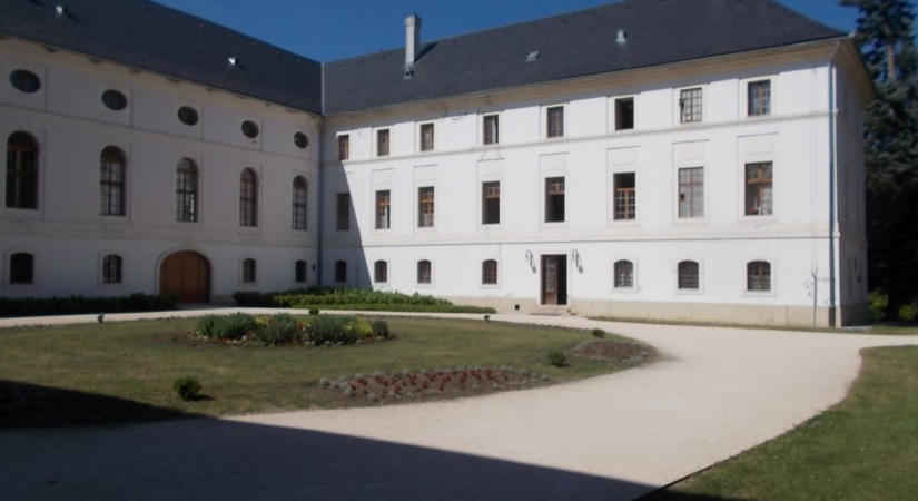 Az M1-en olyan adást ismételtek meg, amiben a pedofília miatt elítélt Vásárhelyi János is szerepel