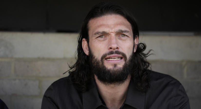 A Liverpool egykori rekordigazolása azt állítja, hogy egy férfi híresség szexuálisan zaklatta őt az ágyában