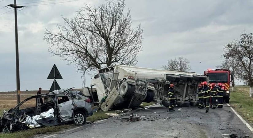 Szörnyű baleset: Bennégett a sofőr az autójában, miután nyerges vontatóval ütközött