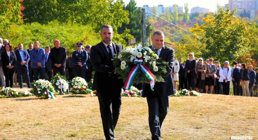 Az aradi vértanúk emléke előtt tisztelgett a város (galériával)