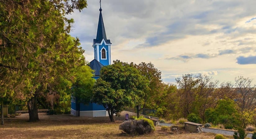 Kék kápolna Balatonbogláron – a magyar avantgárd különleges helyszíne