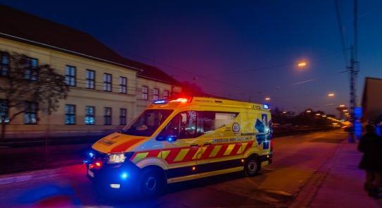 Szülő nőhöz kért segítséget, majd ocsmány módon beszólt a mentőknek