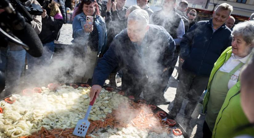 Nem akármilyen finomságok várták Orbán Viktort Balassagyarmaton