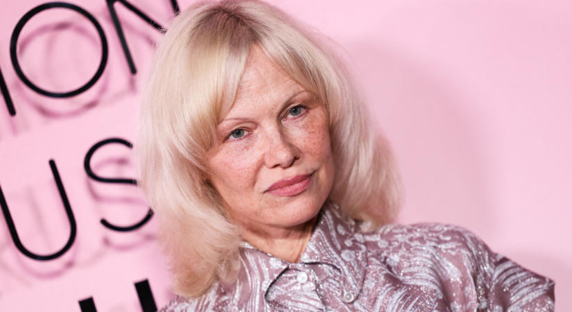 Áttetsző ruhában mutatta meg új oldalát Pamela Anderson
