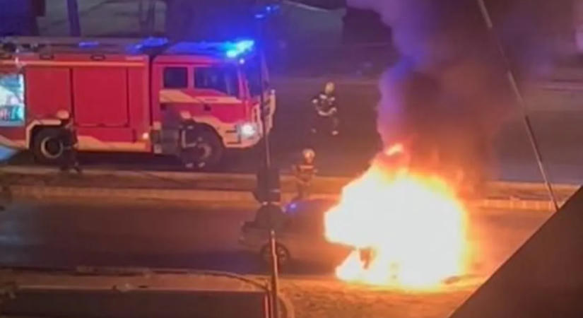 Hatalmas lángokkal égett egy autó Miskolcon, a sofőr kiugrott a kocsiból – videó